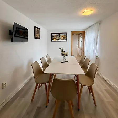 Geräumiges Monteurapartment 2 In Mit Parkplatz Apartment